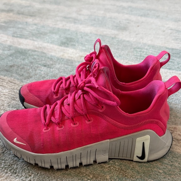 Nike Women's metcon Fuchsia Sneakers - Picture 4 of 5